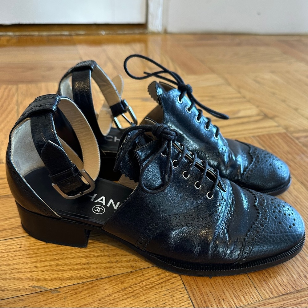 CHANEL Black oxford shoes with ankle strap - Picture 3 of 6